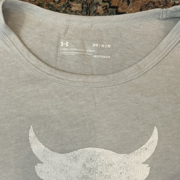 BNWT Under Armour loose fitting women’s The Rock t shirt heat gear - Picture 2 of 6